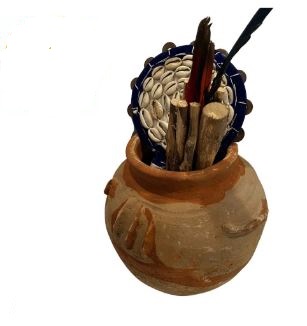 Ẹgbẹ shrine vessel with sacred objects